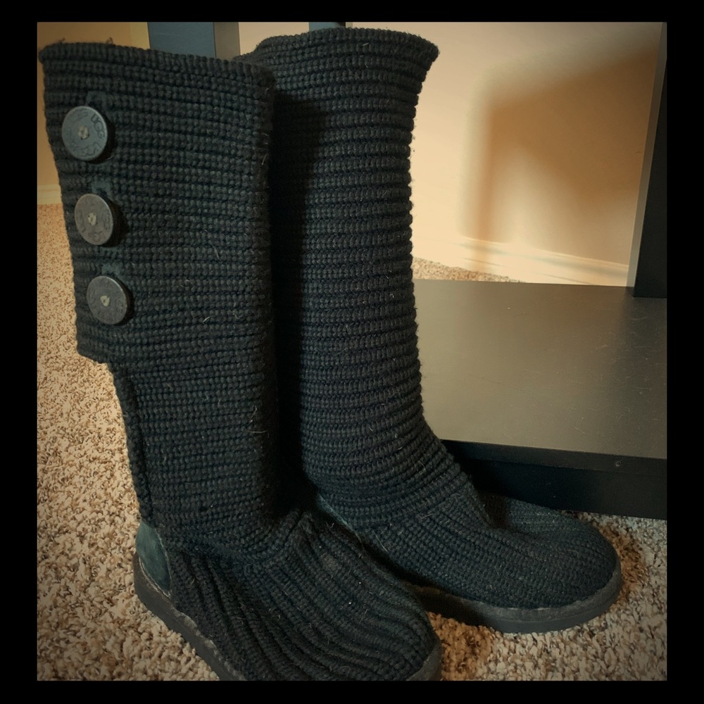 UGG 3 Button Classic Cardy in Black